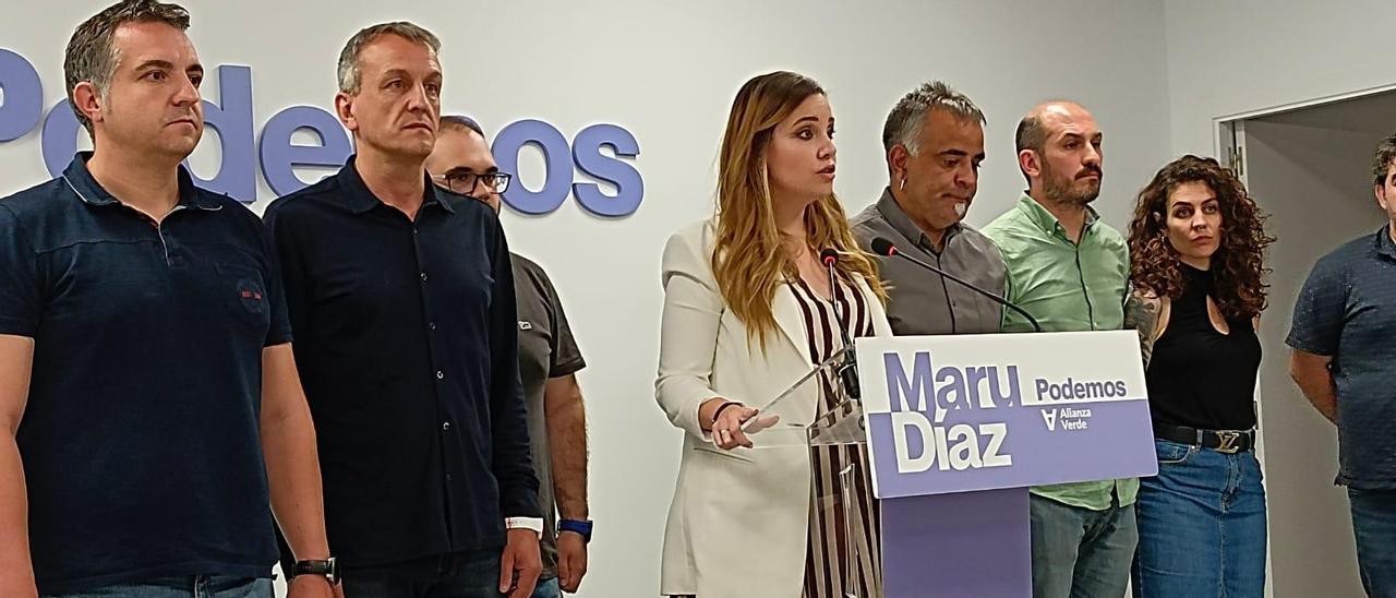 Andrés, Rivarés, Díaz, Corrales, Bayona y Cardenal, de la cúpula de Podemos Aragón, en la noche electoral.