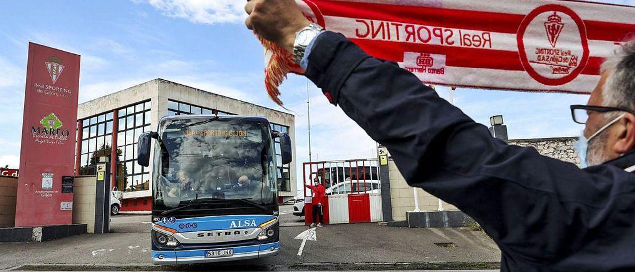 El primero de los dos autocares de la expedición del Sporting, abandonando en la tarde de ayer Mareo con rumbo a La Coruña.