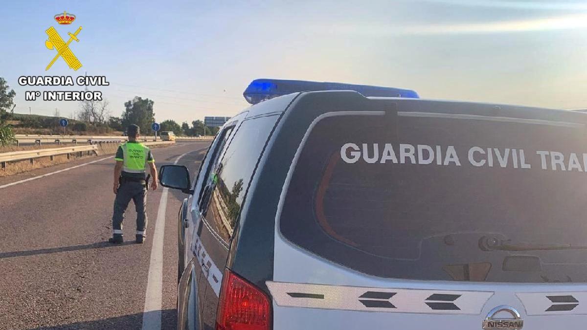 Guardia Civil en la autovía.