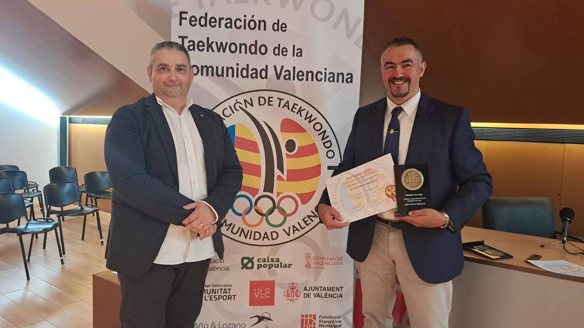 Juan Carlos Crecente, a la derecha, tras recibir el premio