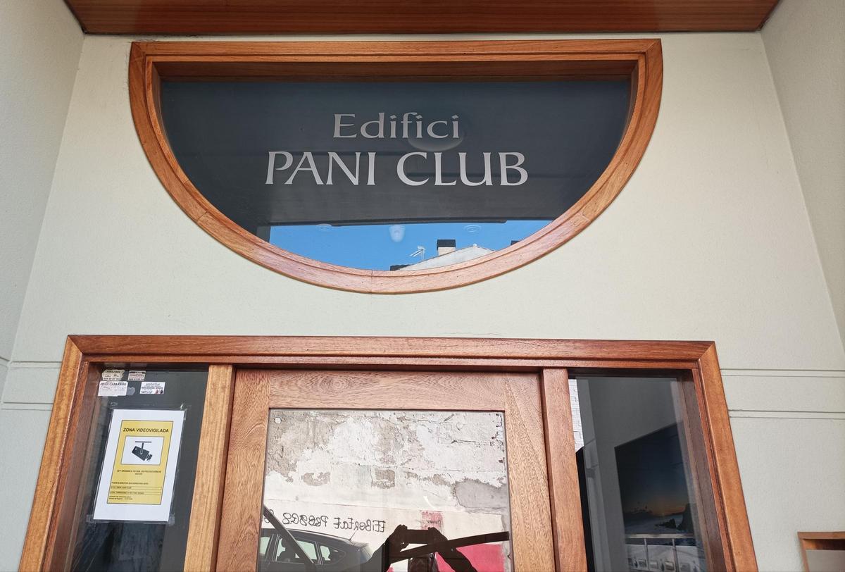 El rètol amb el nom de &quot;Paní Club&quot; en un edifici de Roses