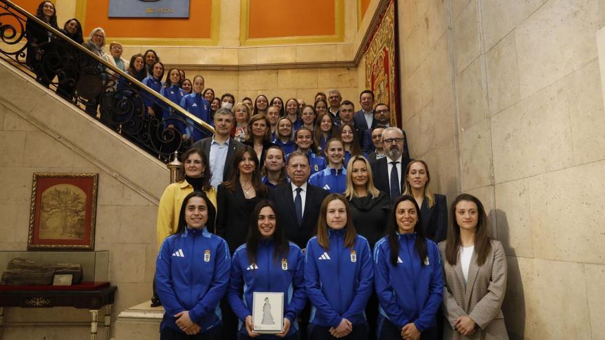 Integrantes del Real Oviedo Femenino, con representantes del Ayuntamiento.