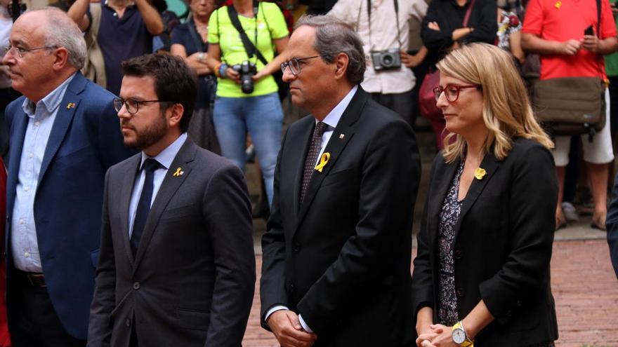 El president de la Generalitat, Quim Torra; el vicepresident Pere Aragonès, i la portaveu Elsa Artadi, a l&#039;ofrena