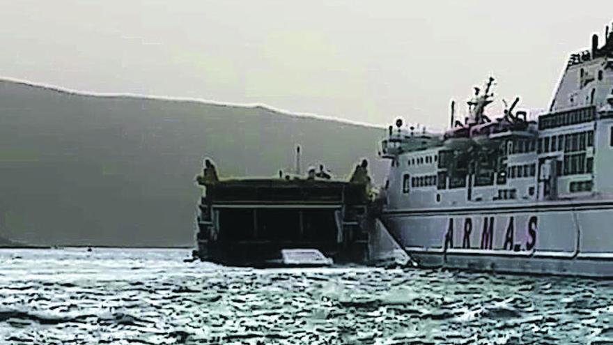 Momento en el que colisionan los dos ferrys en el muelle de Los Cristianos.