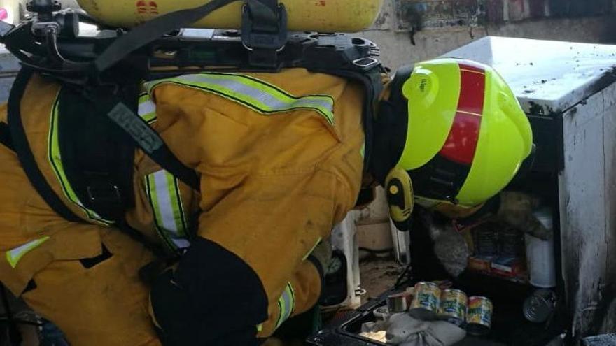 Un fuego en una terraza obliga a desalojar a dos mujeres de un piso de Benidorm