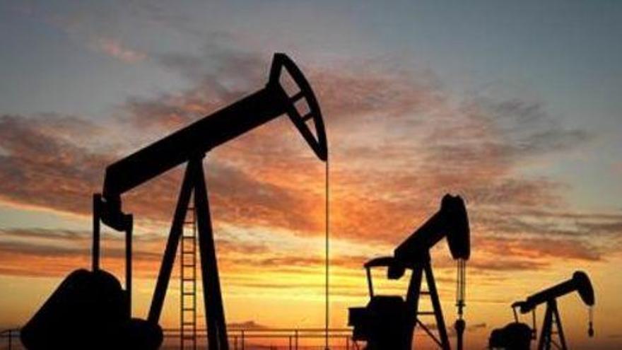 El petróleo cae al precio más bajo en más de una década