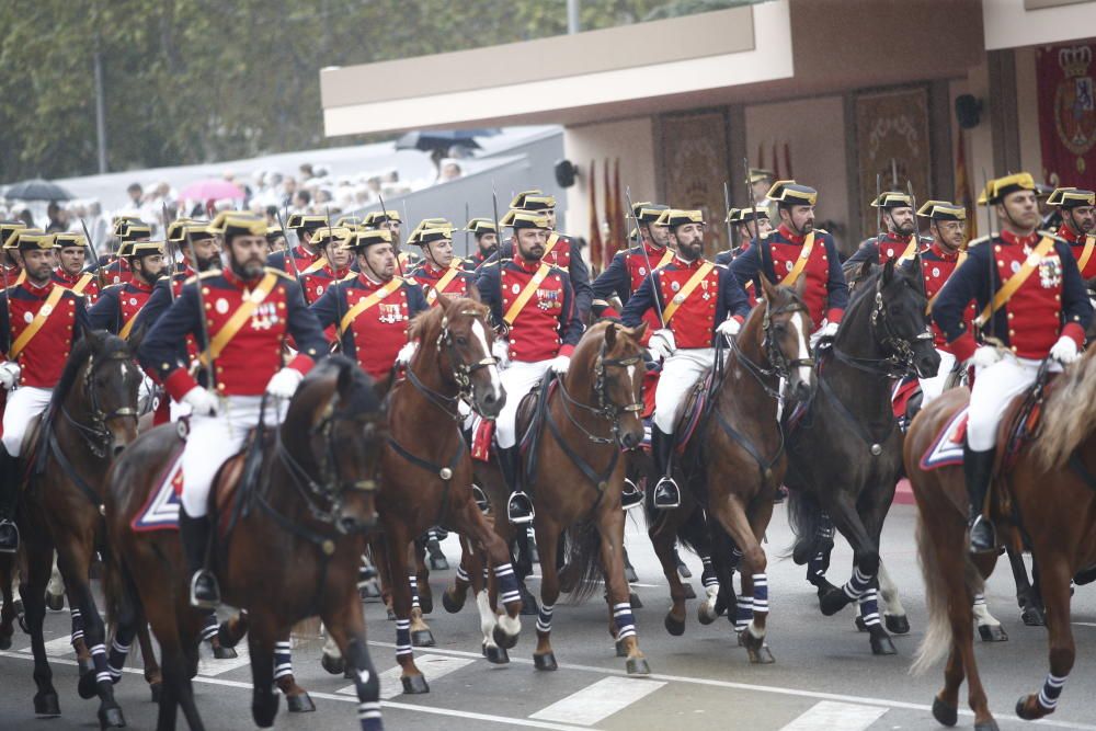 Unidades a caballo en el desfile del 12 de ...