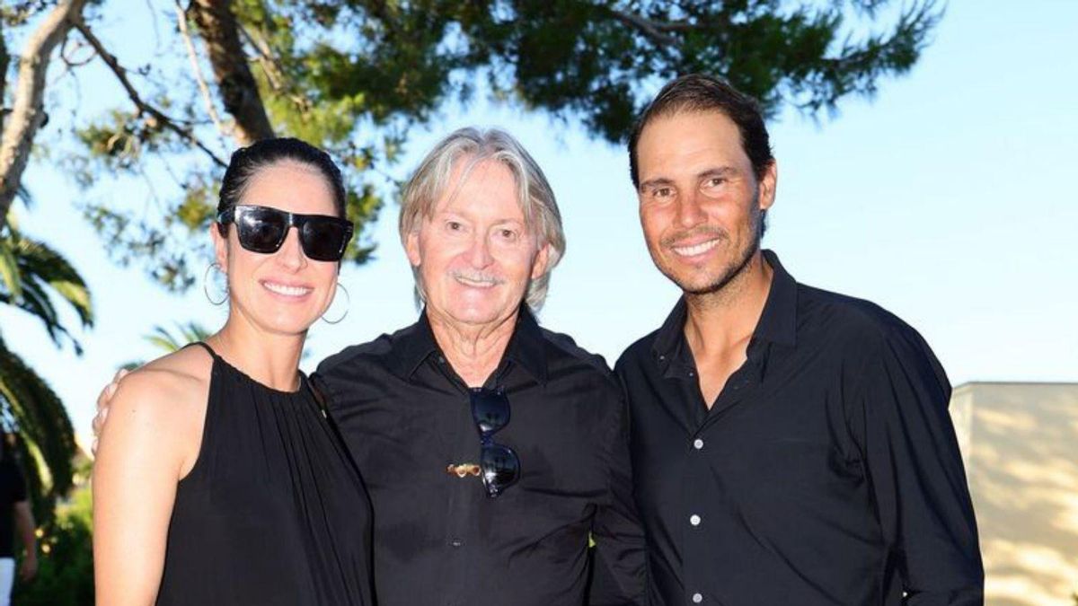 Xisca Perelló y Rafa Nadal flanquean a Monti Galmés, alma y cuerpo del Club Robinson homenajeado con motivo del cincuenta aniversario del complejo hotelero de Cala Serena.