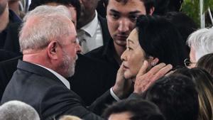 Lula da su condolencia a la viuda de Pelé, Marcia Aoki, en el velatorio en el estadio del Santos.