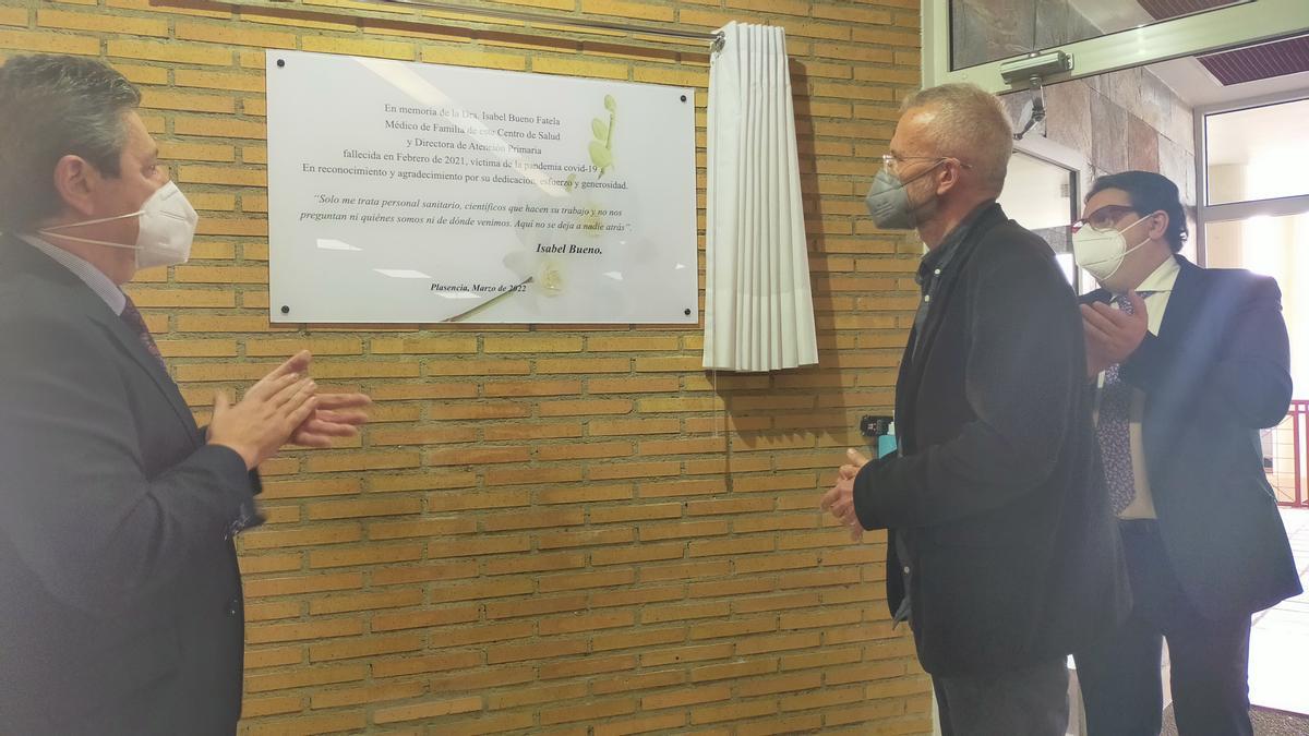 El marido de Isabel Bueno descubre la placa en el centro de salud Luis de Toro de Plasencia.