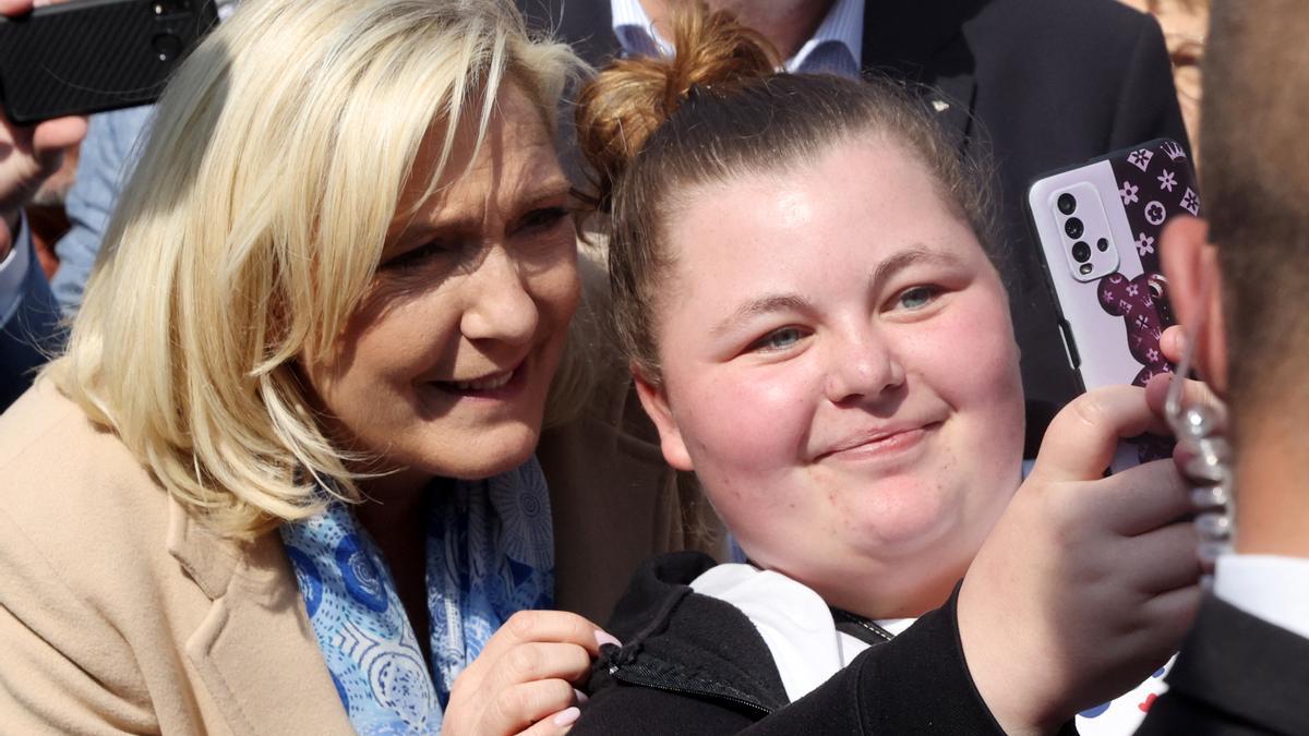 Marine Le Pen se fotografía con una seguidora.