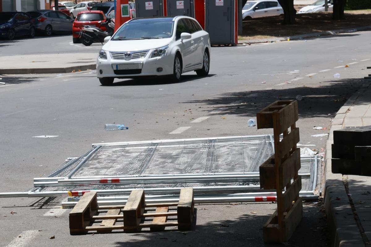 Vallas acumuladas en la carretera en la plaza Juan Pablo II, donde este jueves se ha desinstalado el racó.