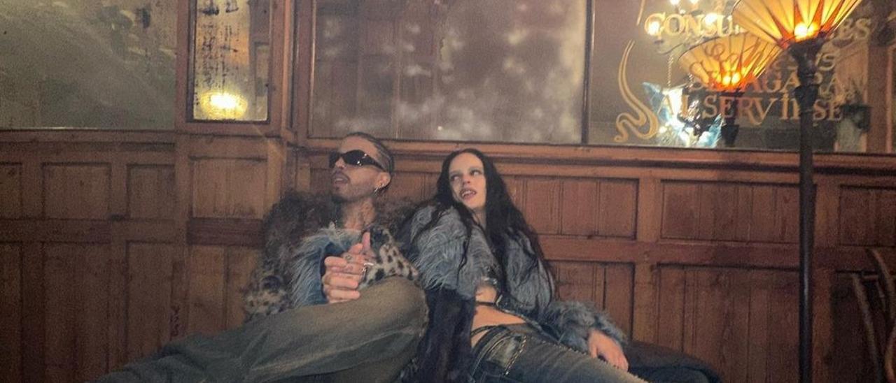 Rosalía y Rauw Alejandro, en una captura de su Instagram, durante el rodaje de su videoclip 'Vampiros' en el Bar Marsella.