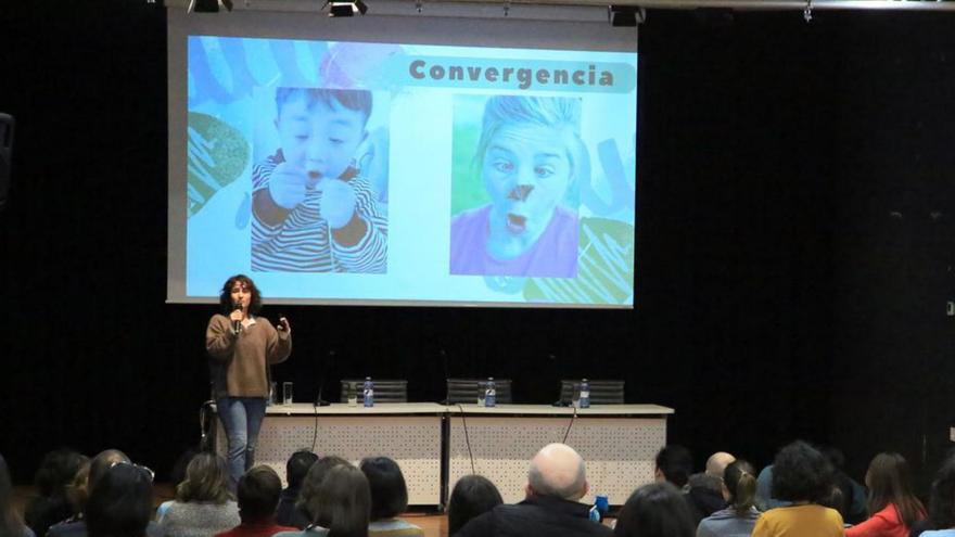 Olmedo impartió la conferencia en el centro cultural de Porriño. | // D.P.