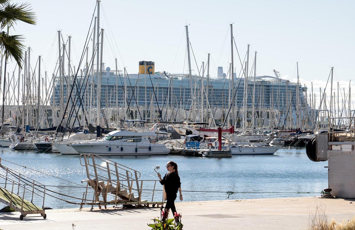 Un crucero atracado en el puerto de Alicante.