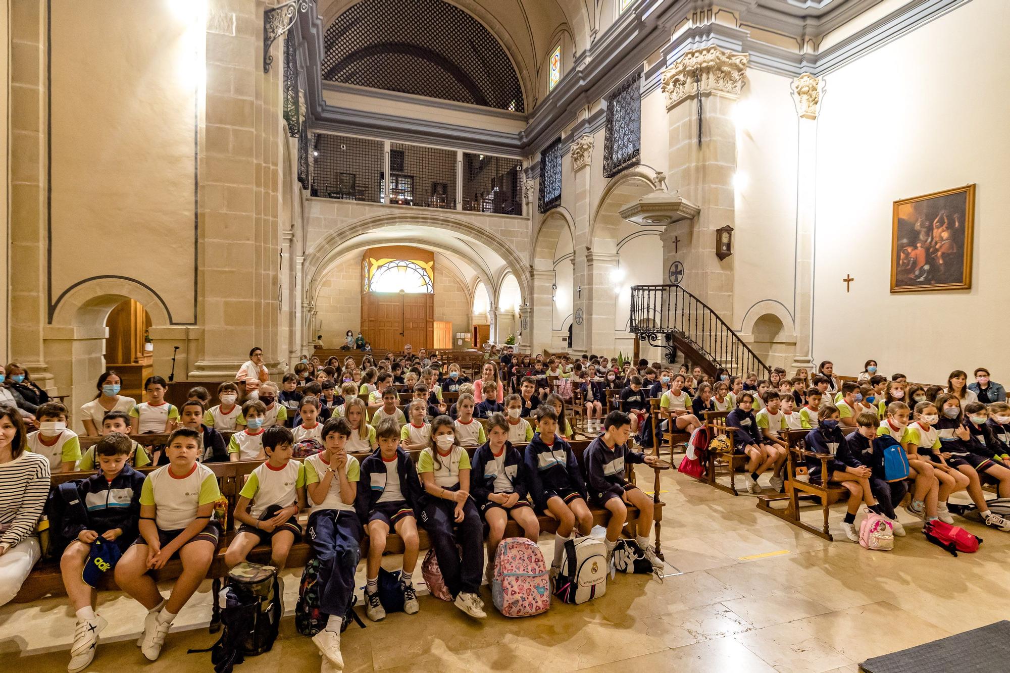 Los niños piden a la Santa Faz por la salud de sus familias y por el fin de la pandemia y la guerra