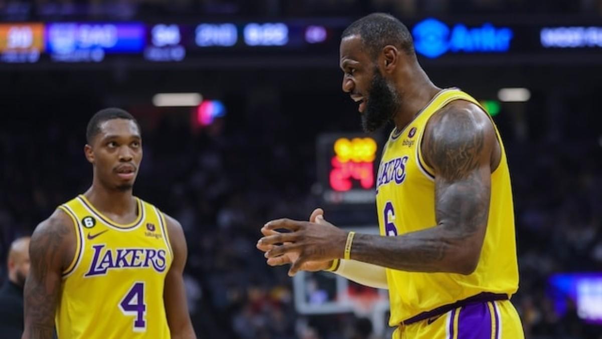 Lonnie Walker IV, junto a LeBron James durante su etapa en Los Ángeles Lakers