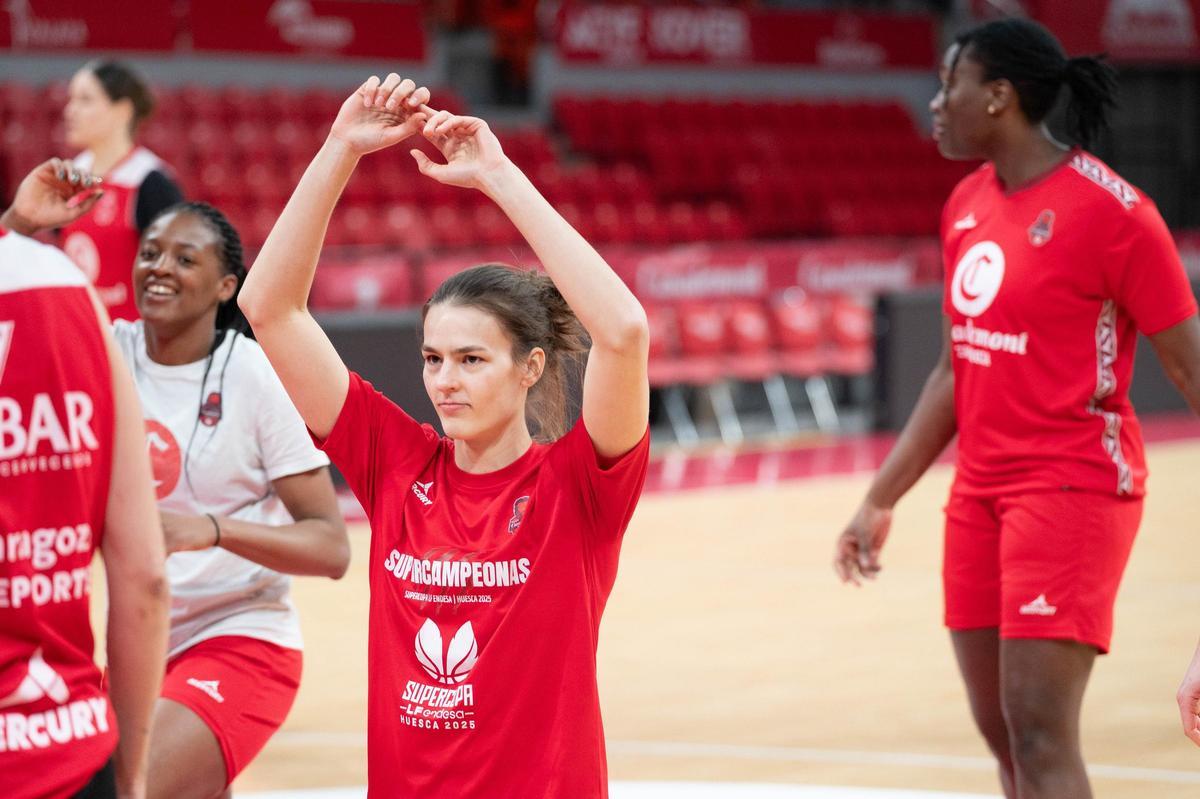 Vorackova, calentando durante la sesión de entrenamiento del miércoles en el Felipe con Mawuli y Gueye por detrás.