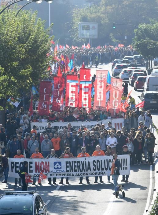 La concentración, que partió de A Palloza hacia la Delegación del Gobieno, contó entre sus asistentes con trabajadores de la planta en Avilés y miembros de la Corporación municipal.