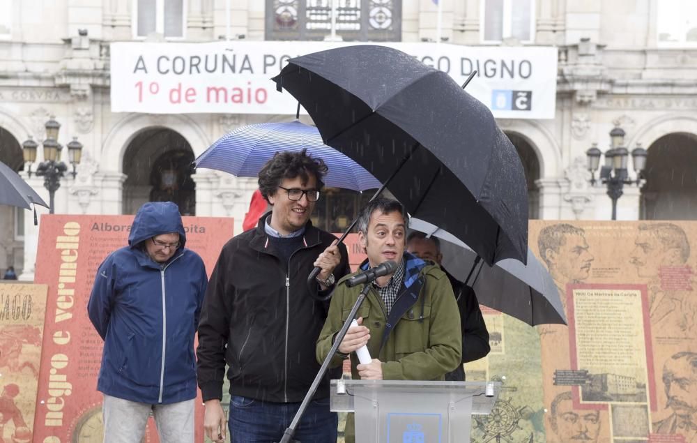 A praza de María Pita conta cunha exposición ao aire libre que recolle máis de cen anos de movemento obreiro na cidade, con lembranzas para as cigarreiras e os 'paseados'.