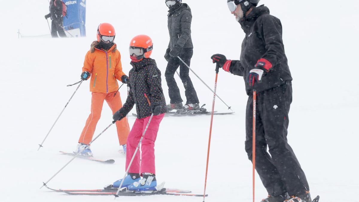La Familia Real Española esquiando en Astún