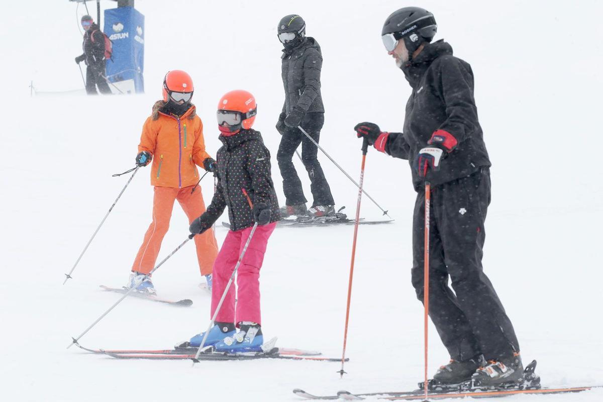 Leonor, Sofía y Felipe VI esquiando en Astún