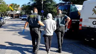Guardias civiles de Cantillana salvan la vida de un hombre en parada tras ser agredido en plena calle