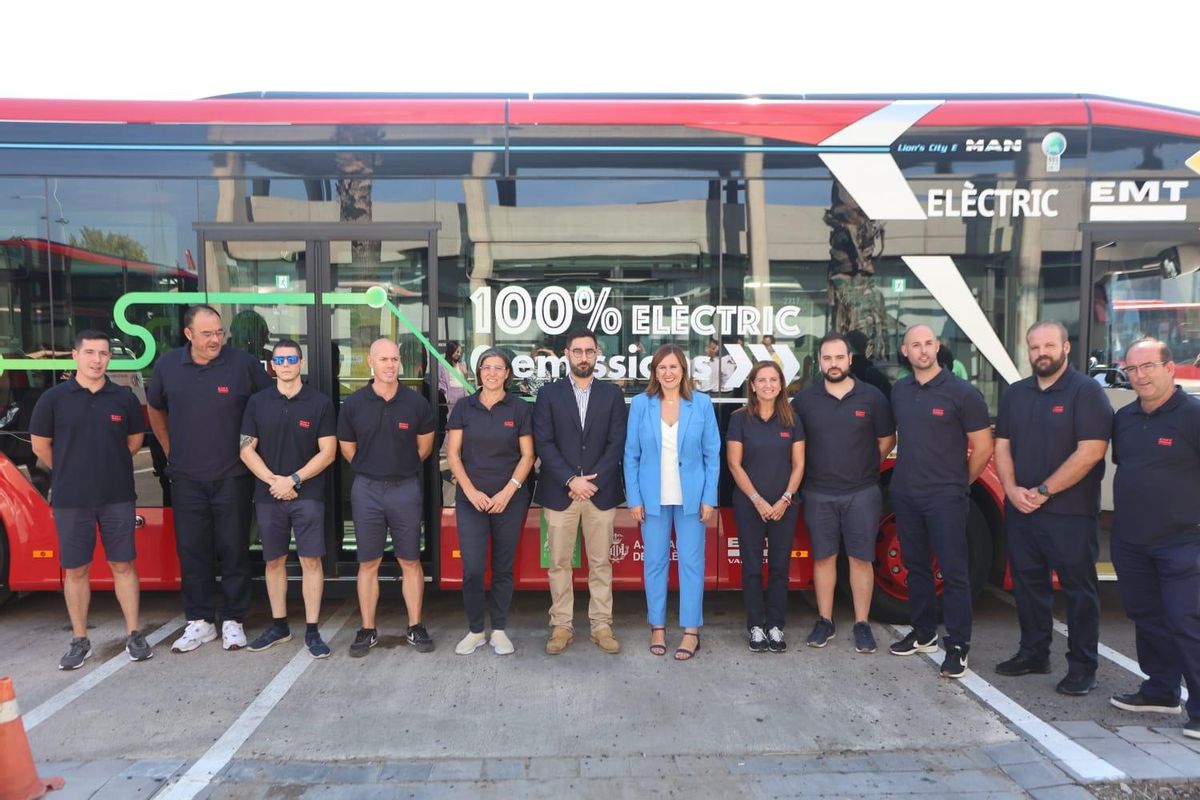 Los 10 nuevos conductores han posado con la alcaldesa y el gerente de la EMT.