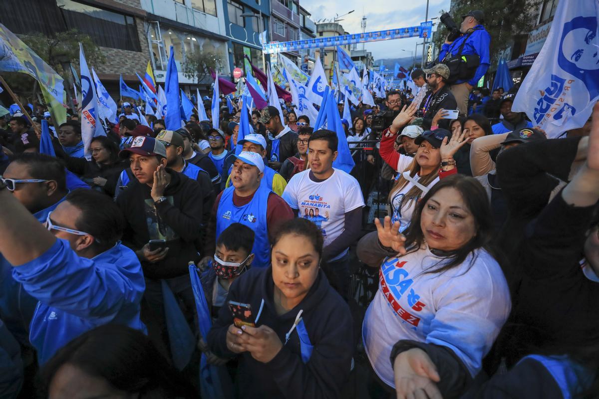 L’Equador tanca una campanya electoral tenyida de sang i enmig del temor de més assassinats