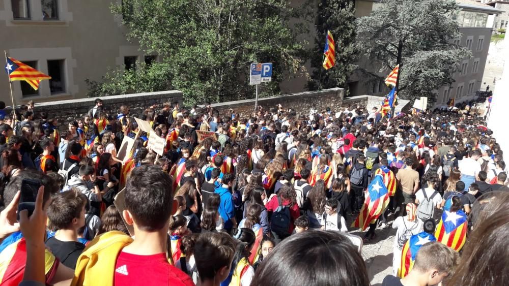 Manifestació d'estudiants contra la sentència del procés pels carrers de Girona