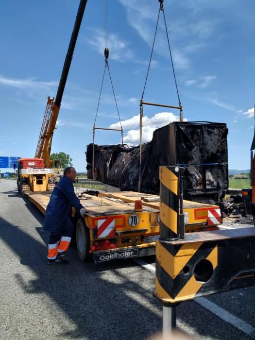 Les tasques de rescat el vehicle cremat a Riudellots per part de Grues Pallí