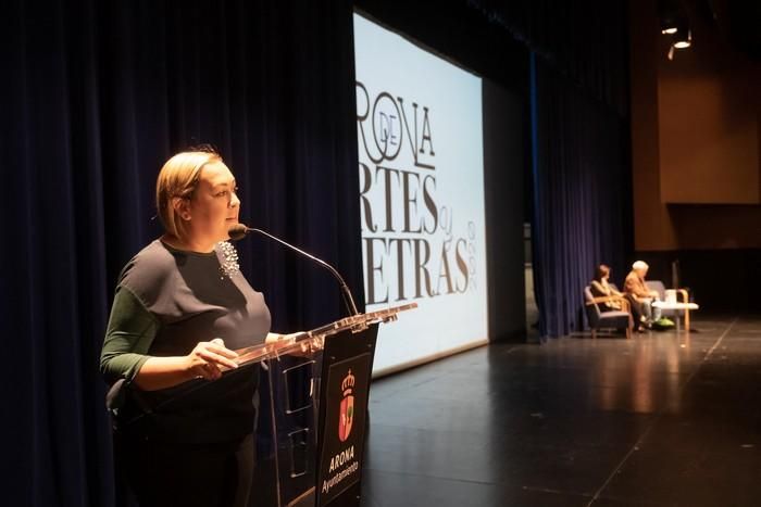 María Dueñas, con escolares en Tenerife