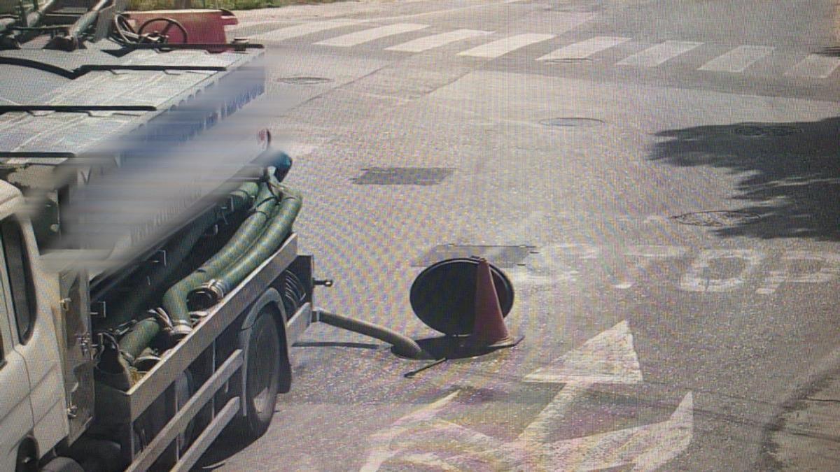 Vertido de fecales en la playa de la Almadrava de El Campello