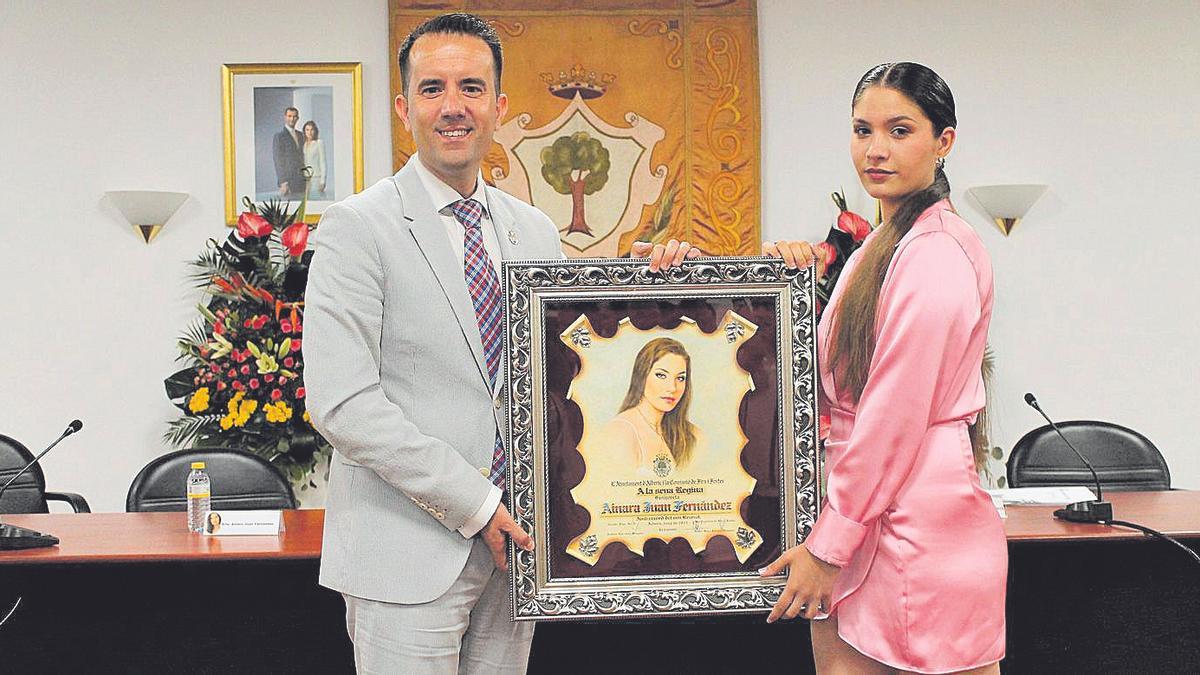 El alcalde, Toño Carratalá, junto a la Reina de Feria y Fiestas de Alberic, Ainara Juan Fernández.