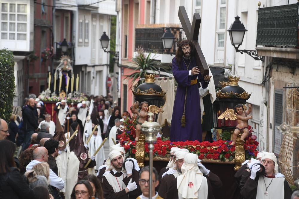 La procesión de Nuestro Padre Jesús Nazareno y Nuestra Señora de la Amargura salió ayer por las calles de la Ciudad Vieja en un Jueves Santo sin apenas lluvia.