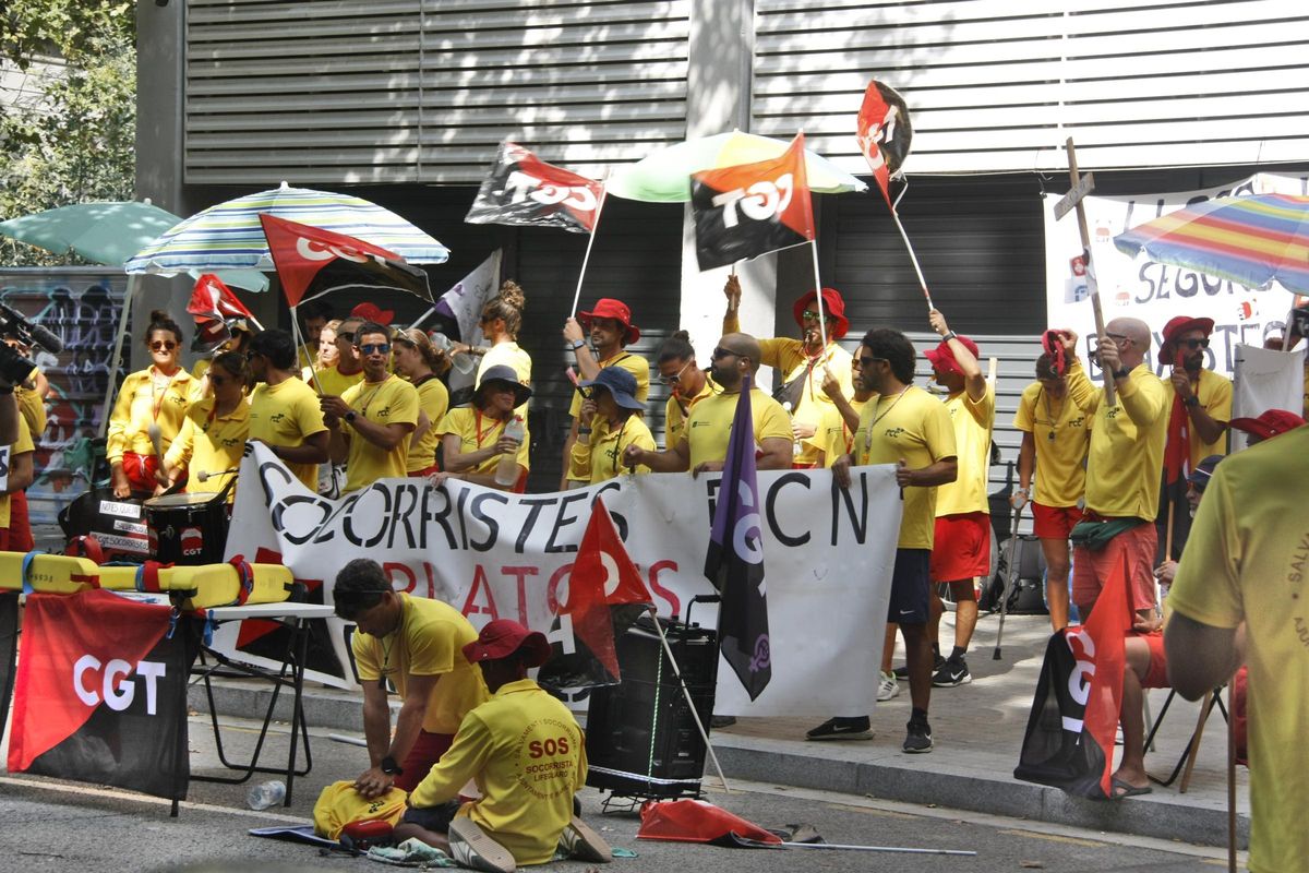 Concentración de socorristas delante de la sede del PSC. Concentración de socorristas delante de la sede del PSC.