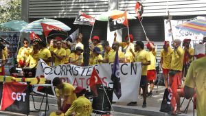 Concentración de socorristas delante de la sede del PSC.