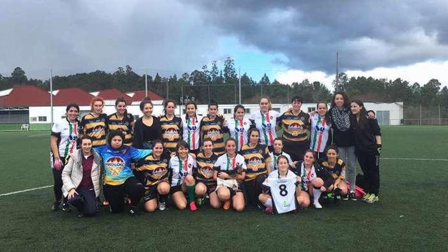 Las componentes de los dos equipos, en el campo de Figueroa.