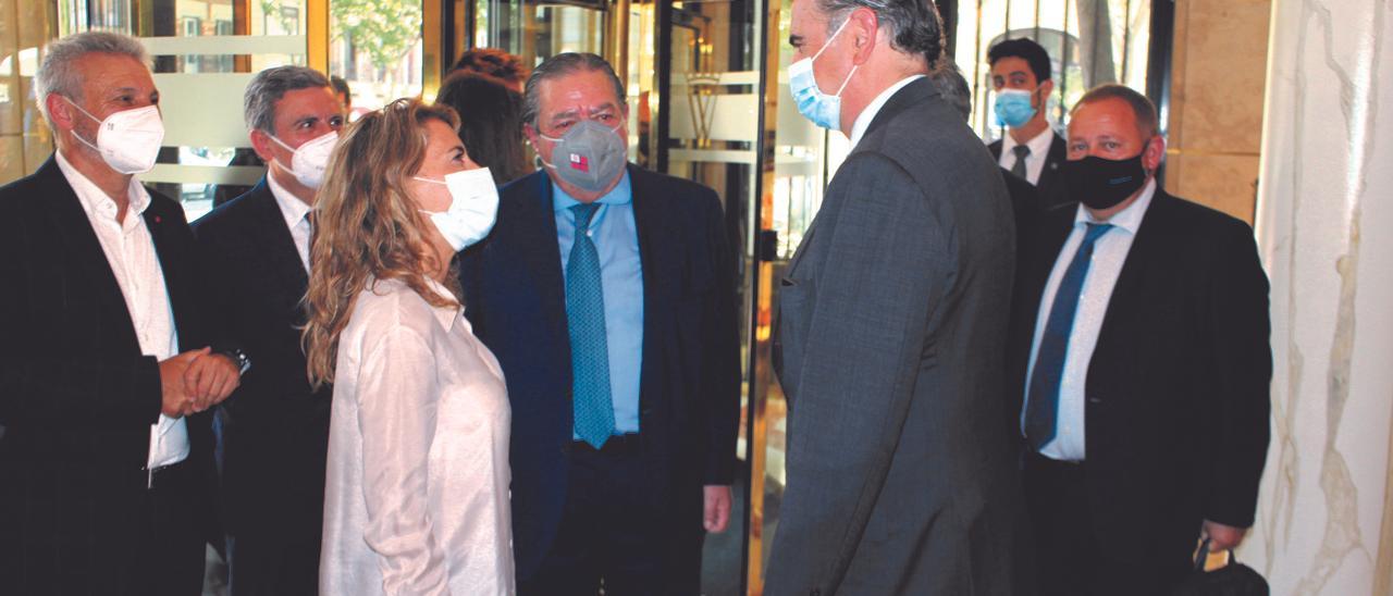 La ministra Raquel Sánchez, con Vicente Boluda y Alejandro Aznar.