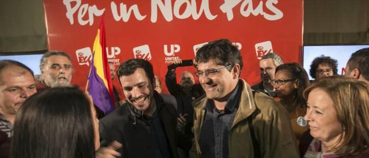 Alberto Garzón, junto a Miguel Ángel Pavón y Marga Sanz, entre otros, ayer al término del mitin central de campaña en Alicante.