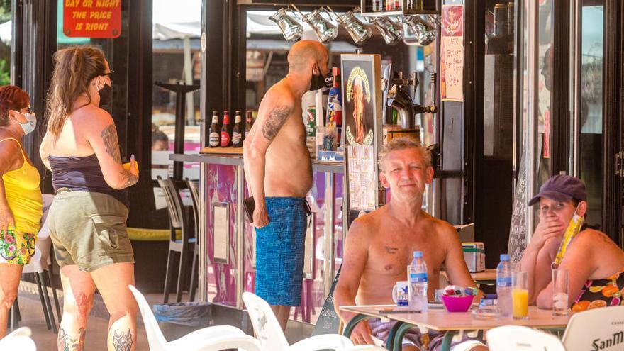 Turistas ingleses en Benidorm.