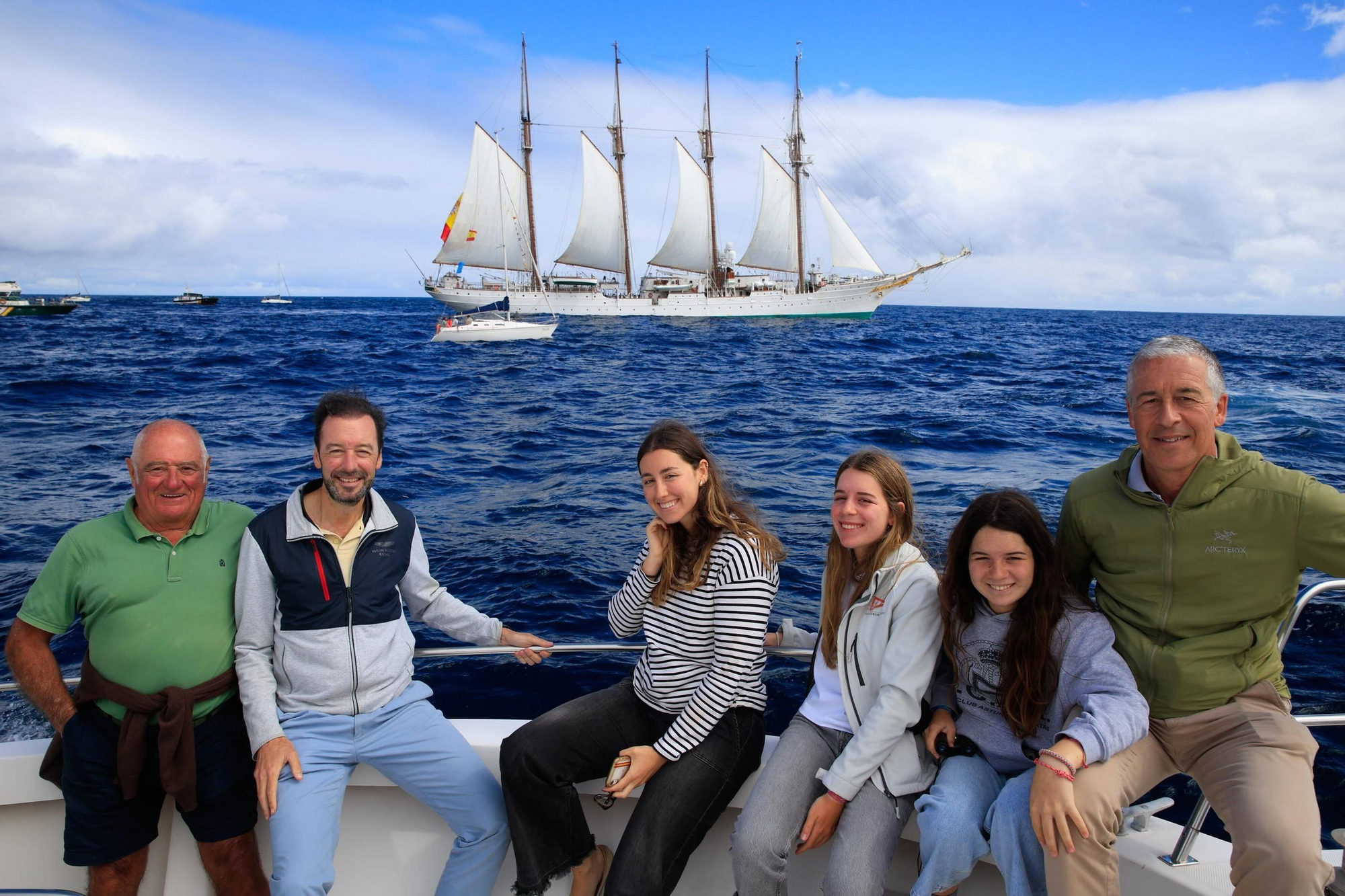 En imágenes: así se despidieron más de 40 embarcaciones del "Elcano" y la "Blas de Lezo" surcando la costa de Gijón