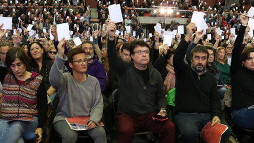 Moment d&#039;una de les votacions a l&#039;assemblea de Catalunya en Comú.