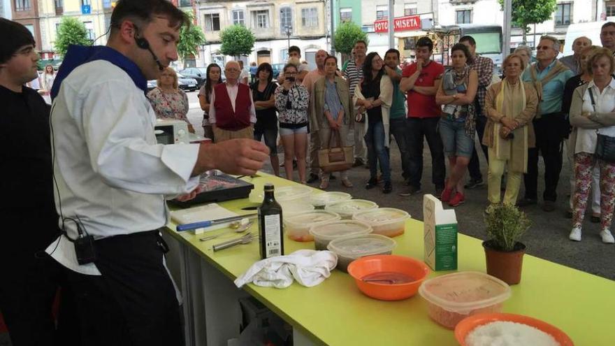 El cocinero Alejandro Fernández durante su demostración.