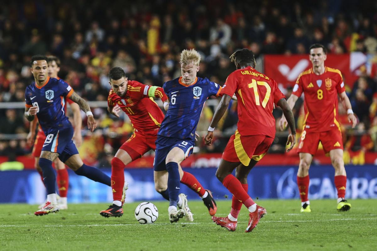 Netherlands Jan Paul van Hecke, center, duels for the ball with Spains Ferran Torres, and Spains Nico Williams during the UEFA Nations League quarterfinal second leg match between the Netherlands and Spain at Mestalla stadium in Valencia, Spain, Sunday, March 23, 2025. (AP Photo/Alberto Saiz). EDITORIAL USE ONLY/ONLY ITALY AND SPAIN