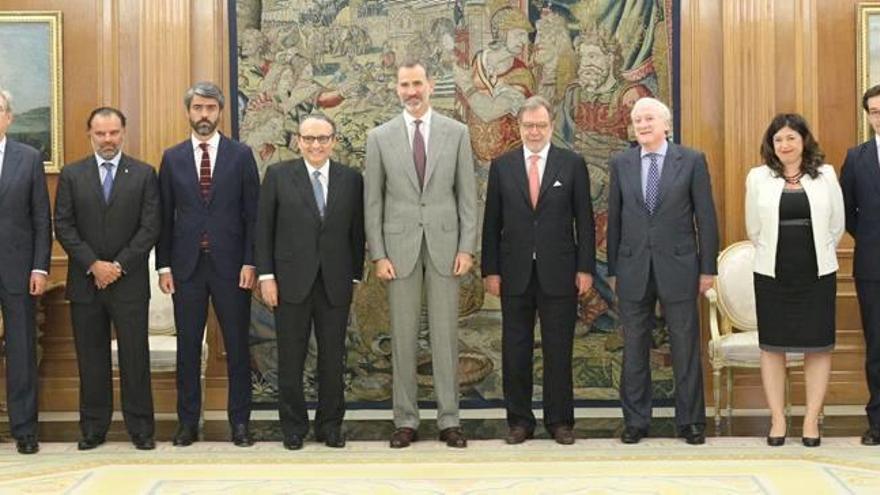 De izquierda a derecha, Antonio Fernández Galiano, Fernando de Yarza, Luis Enríquez, Javier Moll, el Rey Felipe VI, Juan Luis Cebrián, Antonio Miguel Méndez Pozo, Irene Lanzaco y Ramón Alonso.