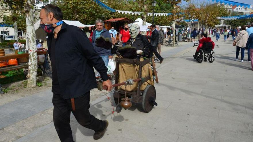 Ambiente festivo en torno al mercado de época en la Alameda Vella. | // G.NÚÑEZ