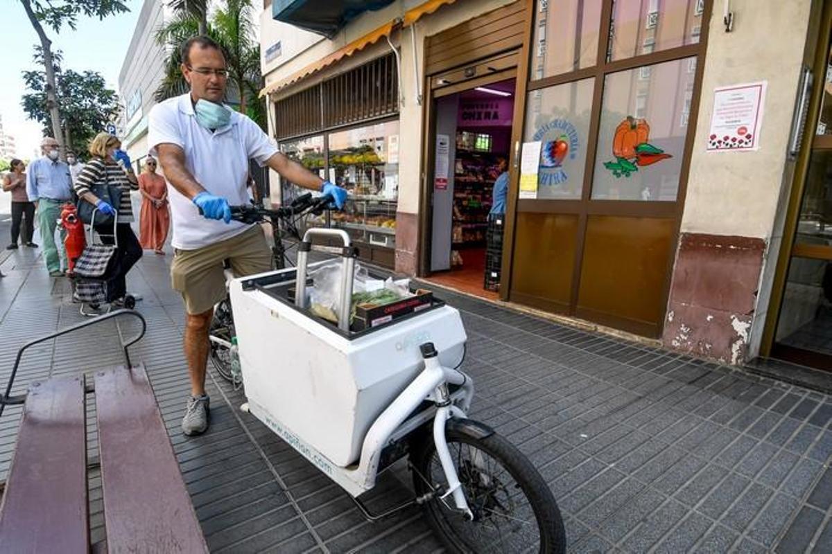 29-04-20  LAS PALMAS DE GRAN CANARIA. CIUDAD. LAS PALMAS DE GRAN CANARIA. Fotos del dia. Este señor reparte la compra a personas que tienen movilidad reducida llevandoles la compra  en el  vehiculo de su empresa llamada Apiñon, se ha tenido que reconvertir pasando de llevar a turistas de los cruceros al reparto. Fotos: Juan Castro.  | 29/04/2020 | Fotógrafo: Juan Carlos Castro