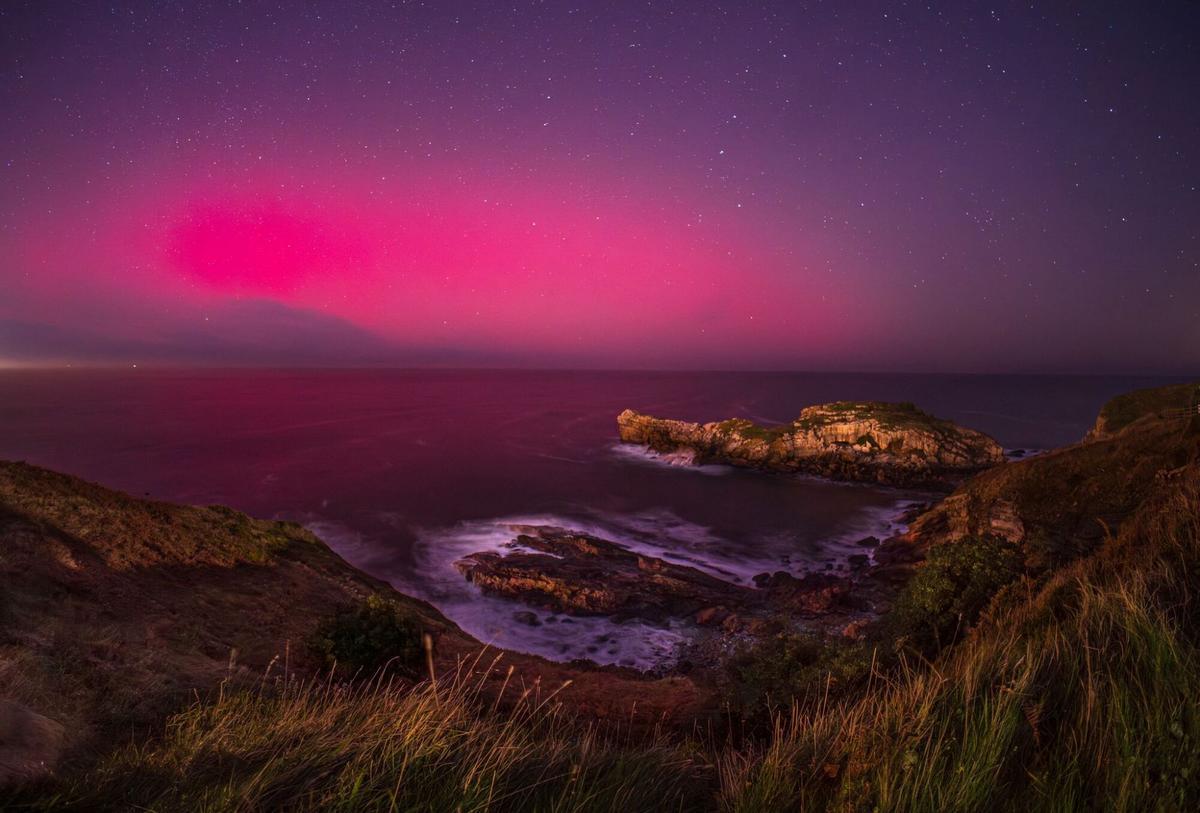 Imagen de una aurora boreal en el Castro de las Gaviotas, en Llanes