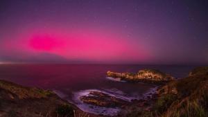 Imagen de una aurora boreal en el Castro de las Gaviotas, en Llanes